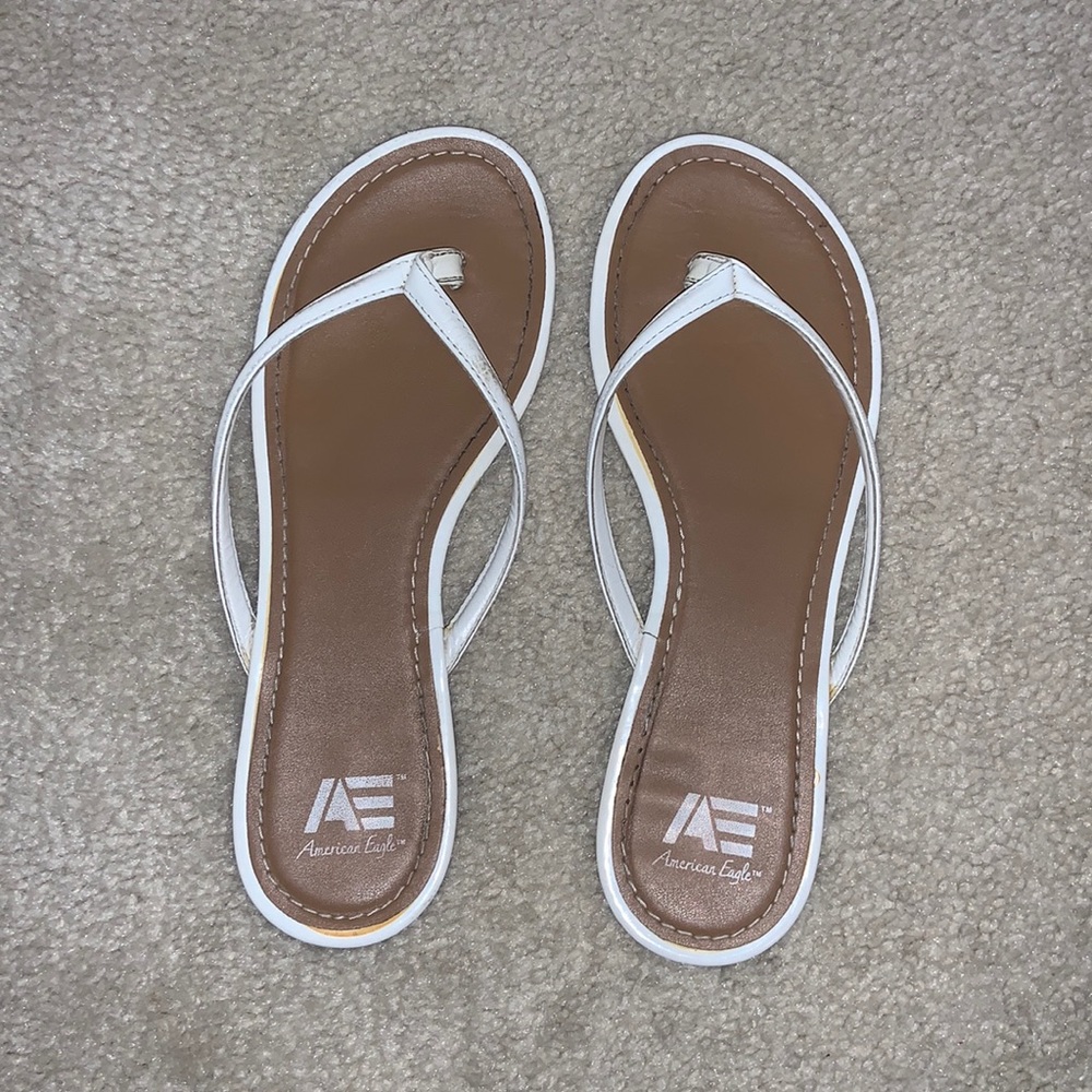 american eagle white flip flops
